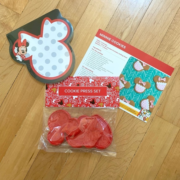 NWT Disney Minnie Mouse Notepad Mickey Minnie Heart Cookie Cutters - Picture 1 of 3